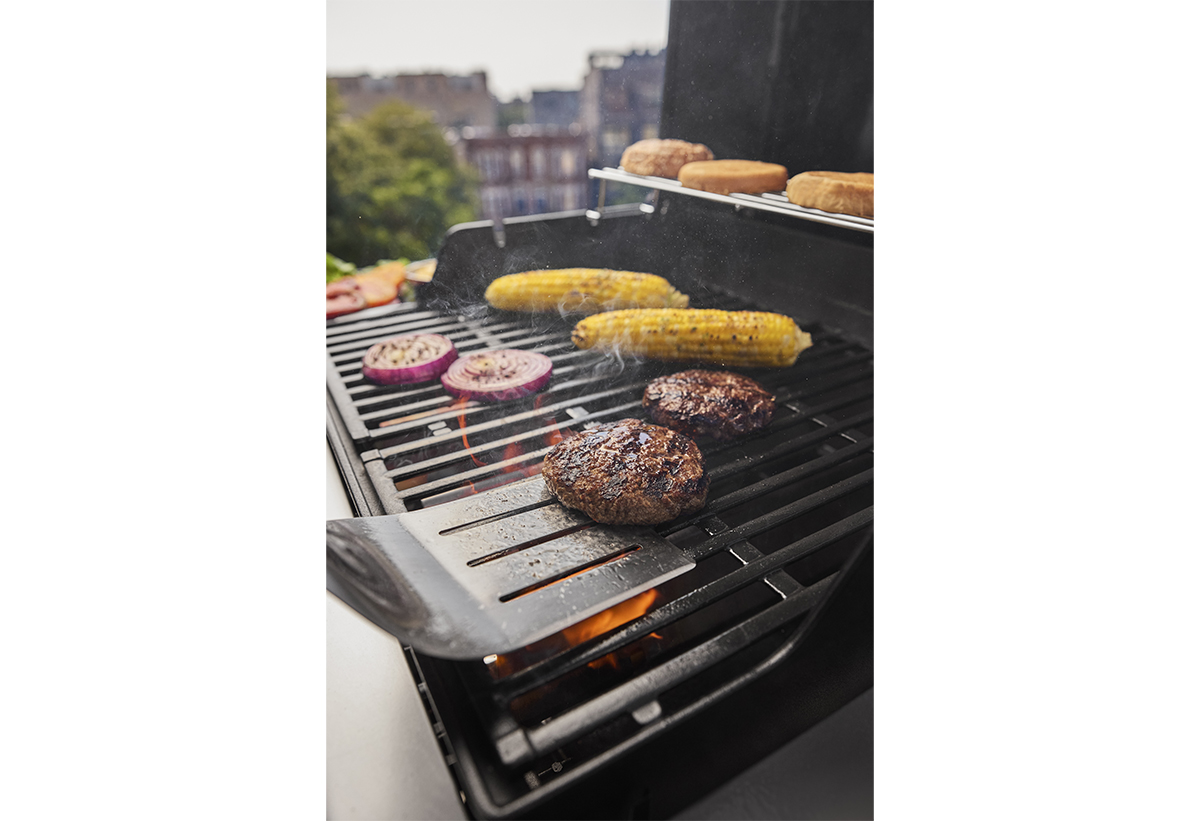 Απεικονίζεται γωνιακή λήψη της ψησταριάς.